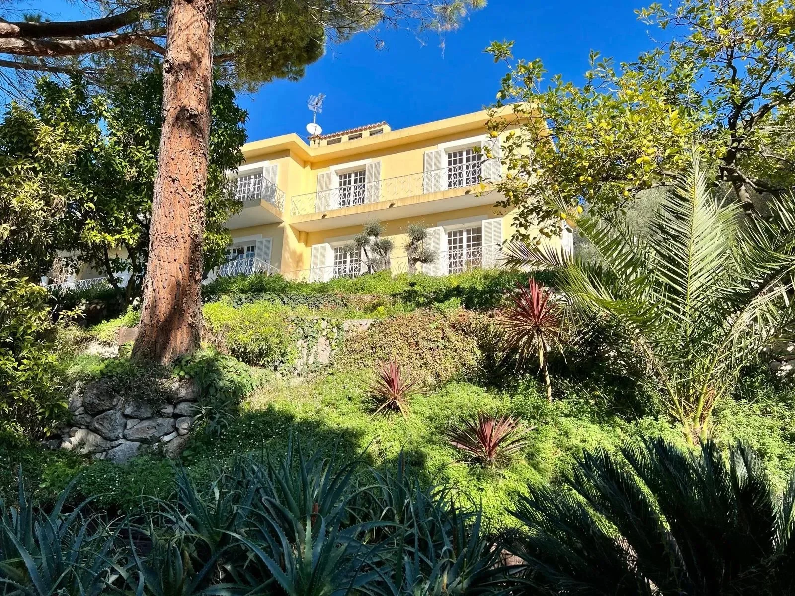 VILLA 386 m² in a private estate