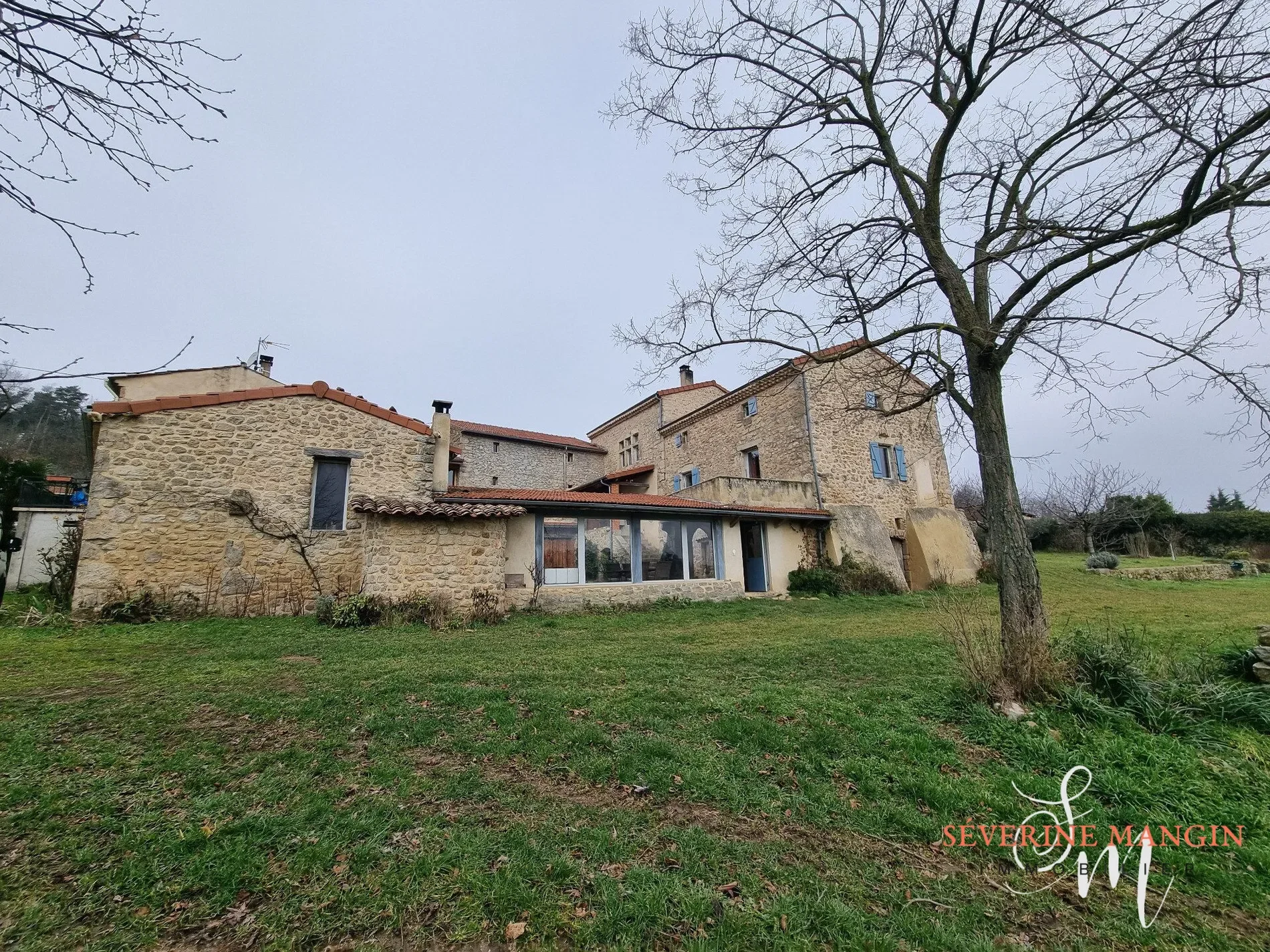 Exterior photo 5