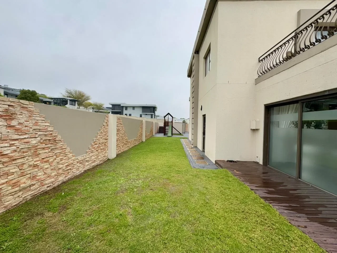 Exterior photo 3