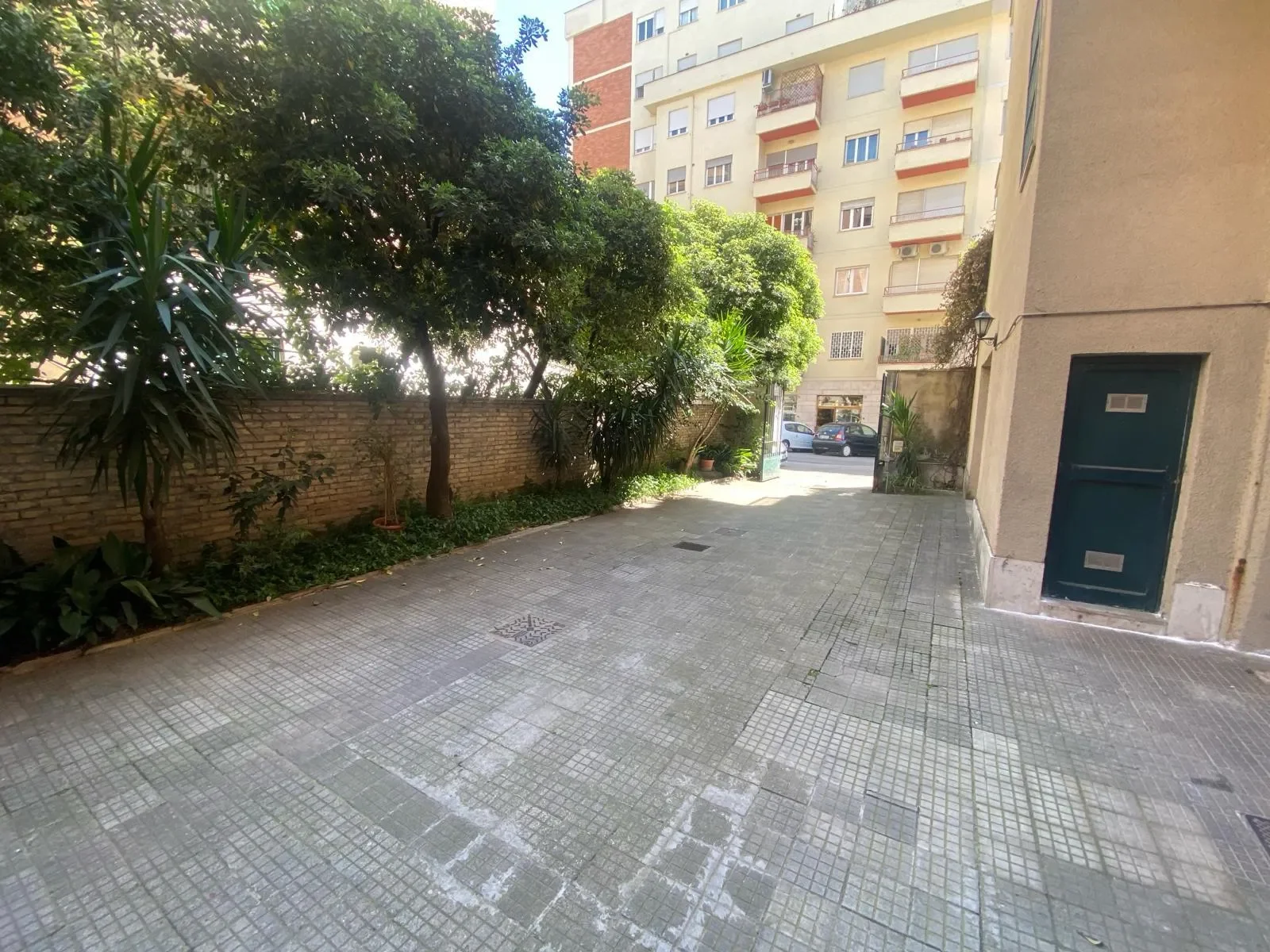 Exterior photo 3