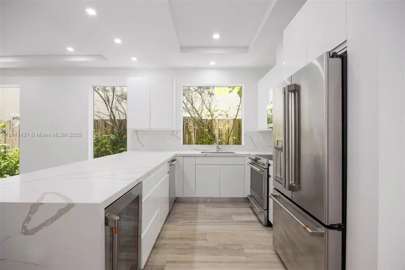 3162 Plaza St, Miami, Florida, United States. - Photo 13