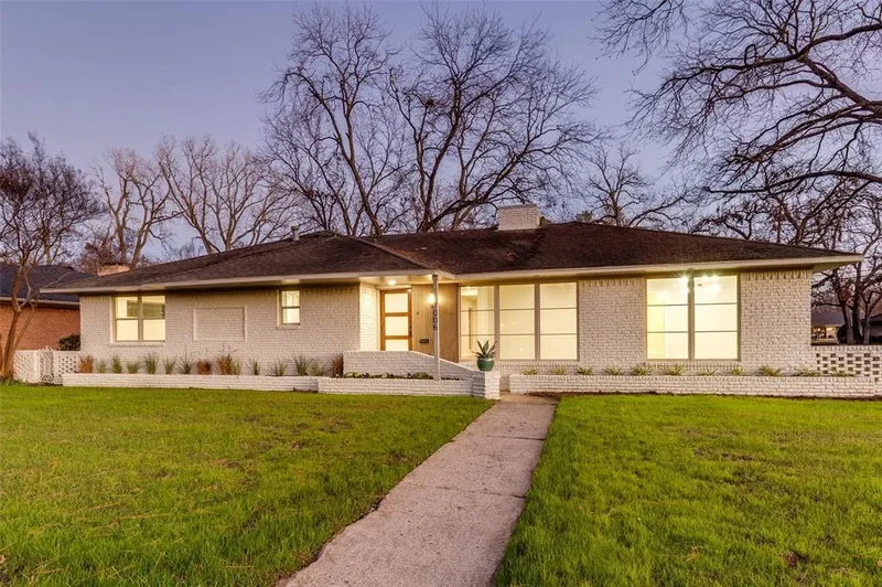 Single Family Residence in Dallas