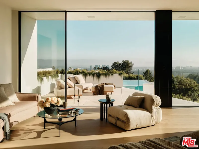 9259 Robin Drive, Los Angeles, California, United States. - Photo 24