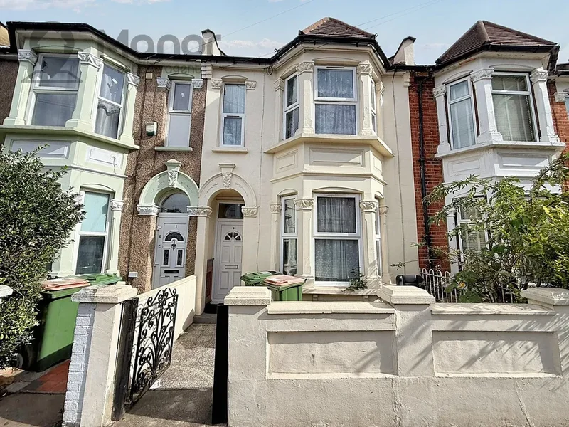 Manor Estate Agent are delighted to offer this spacious Three Bedroom House for Sale in Eighth Avenu