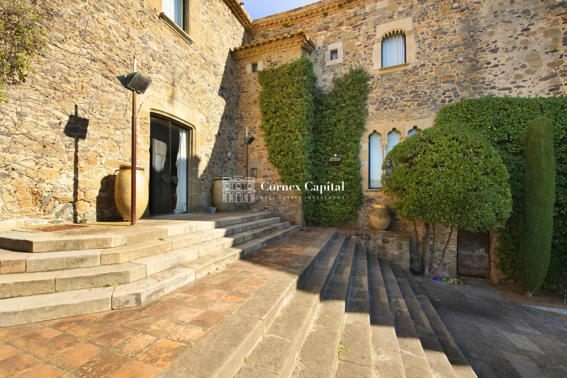 Exterior photo 5