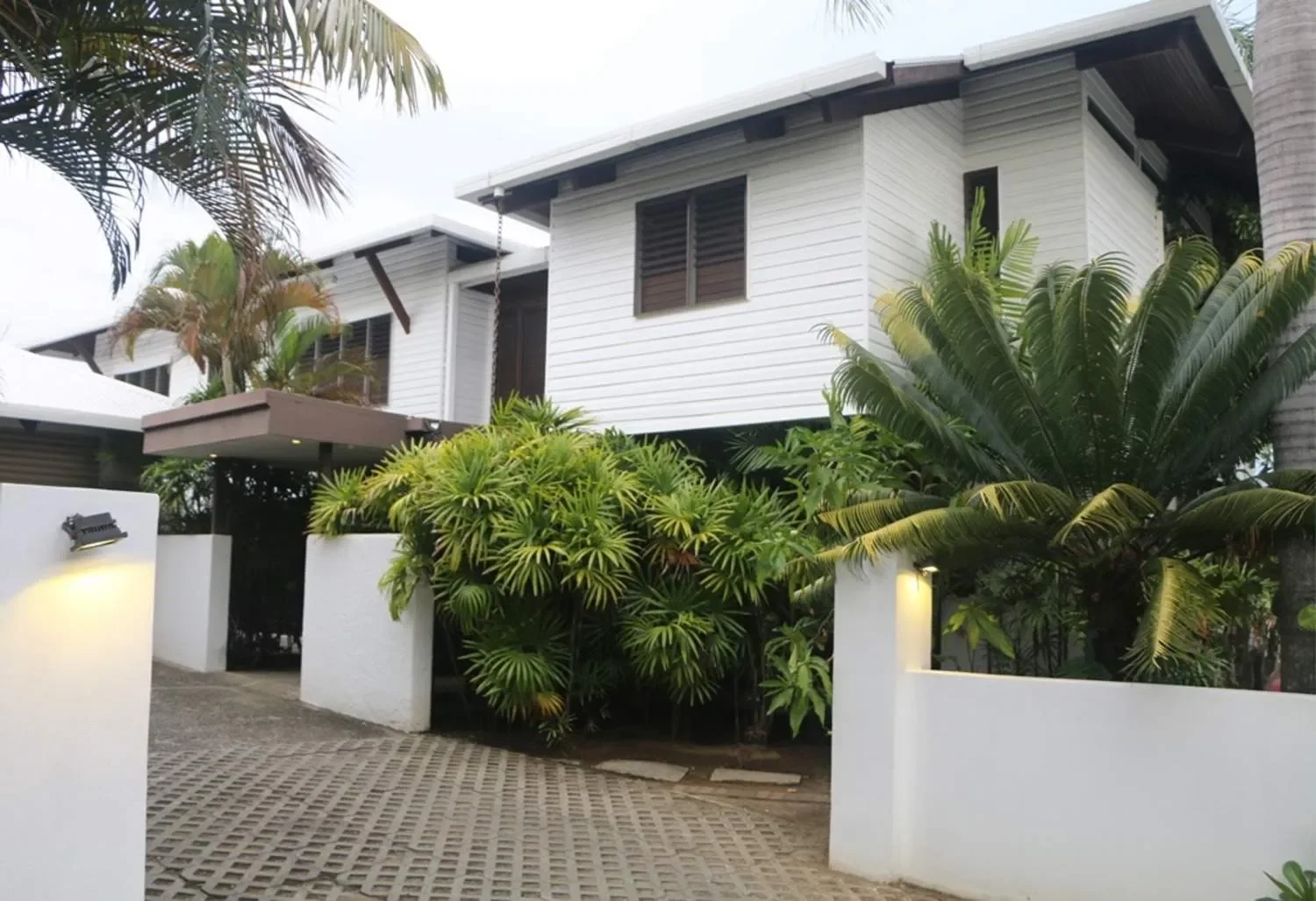 Exterior photo 7