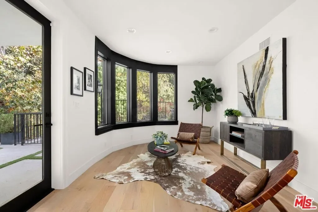 16881 Oak View Drive, Los Angeles, California, United States. - Photo 5