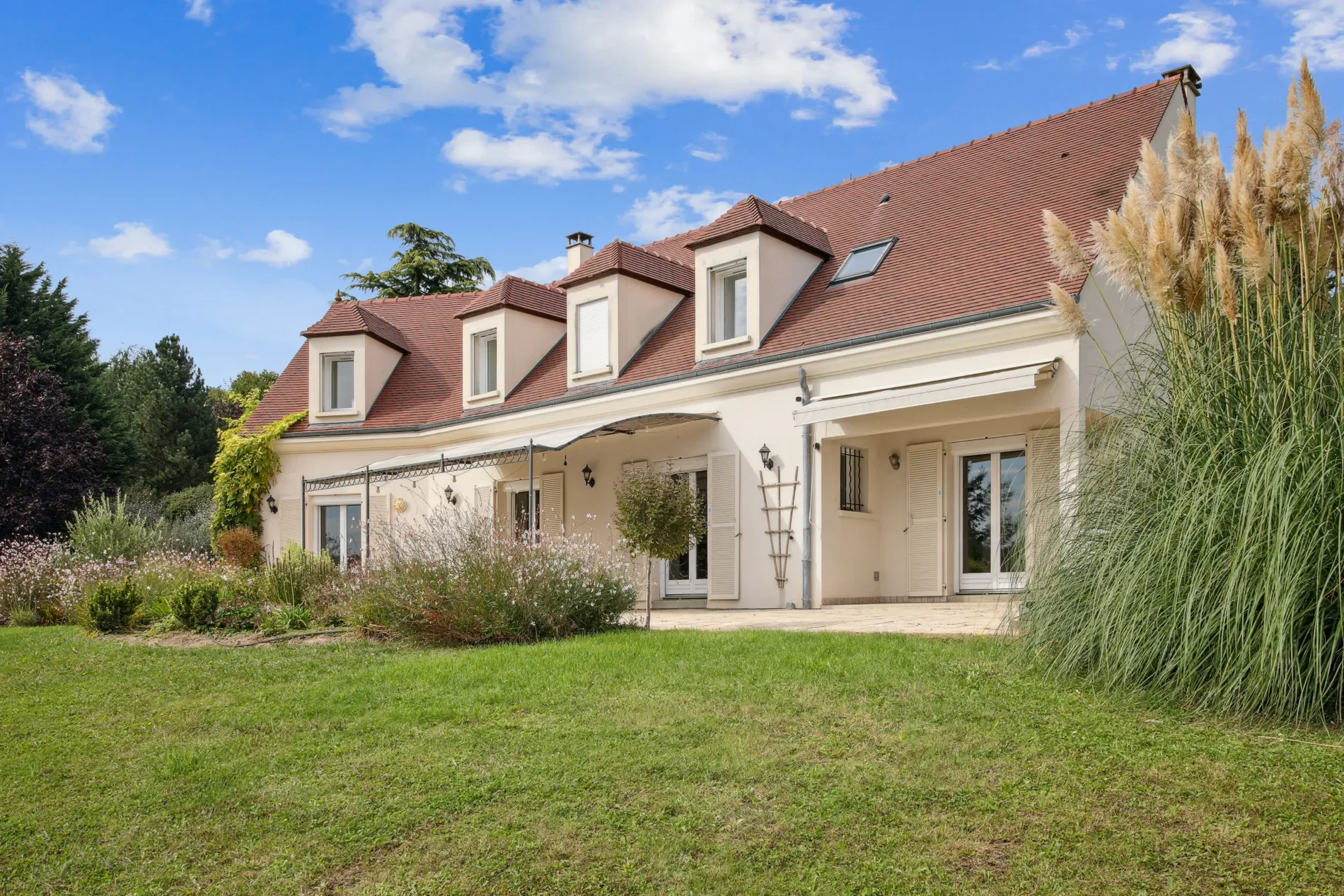 Exterior photo 5
