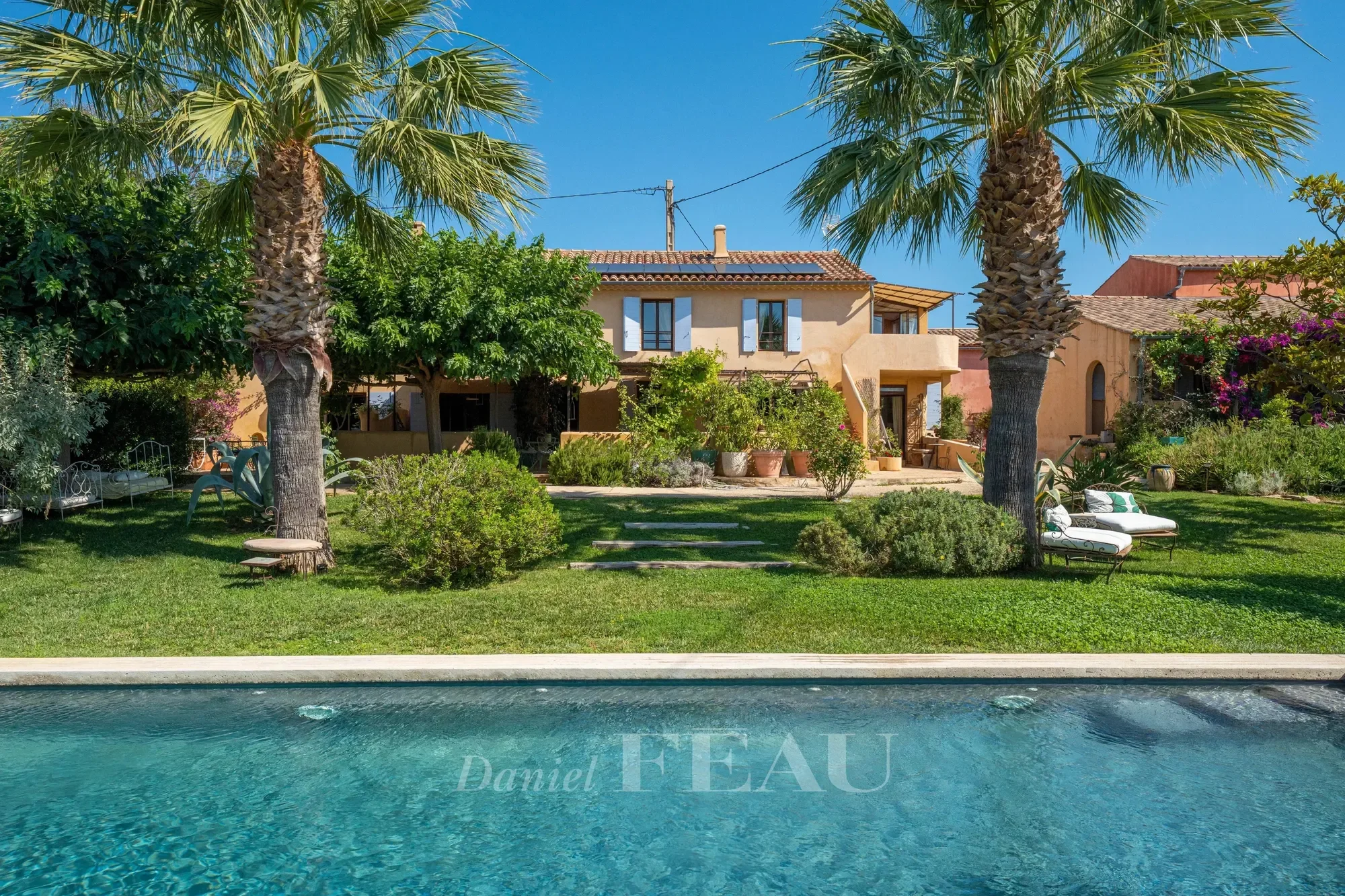 Exterior photo 6