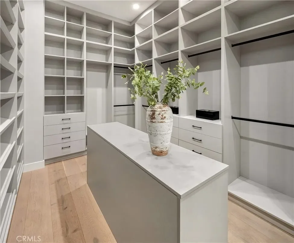 20511 Wells Drive, Los Angeles, California, United States. - Photo 32