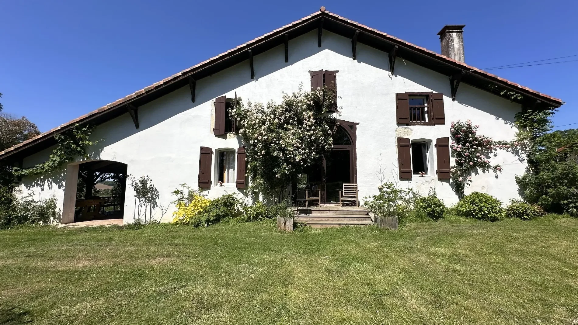 Exterior photo 2