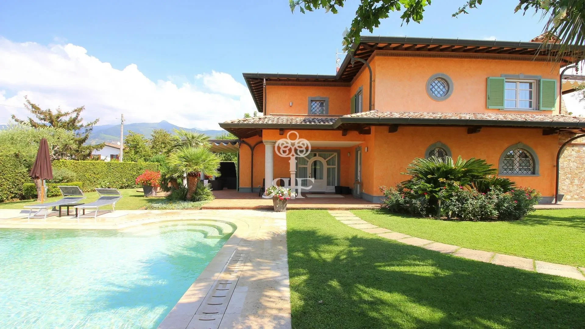 Exterior photo 2