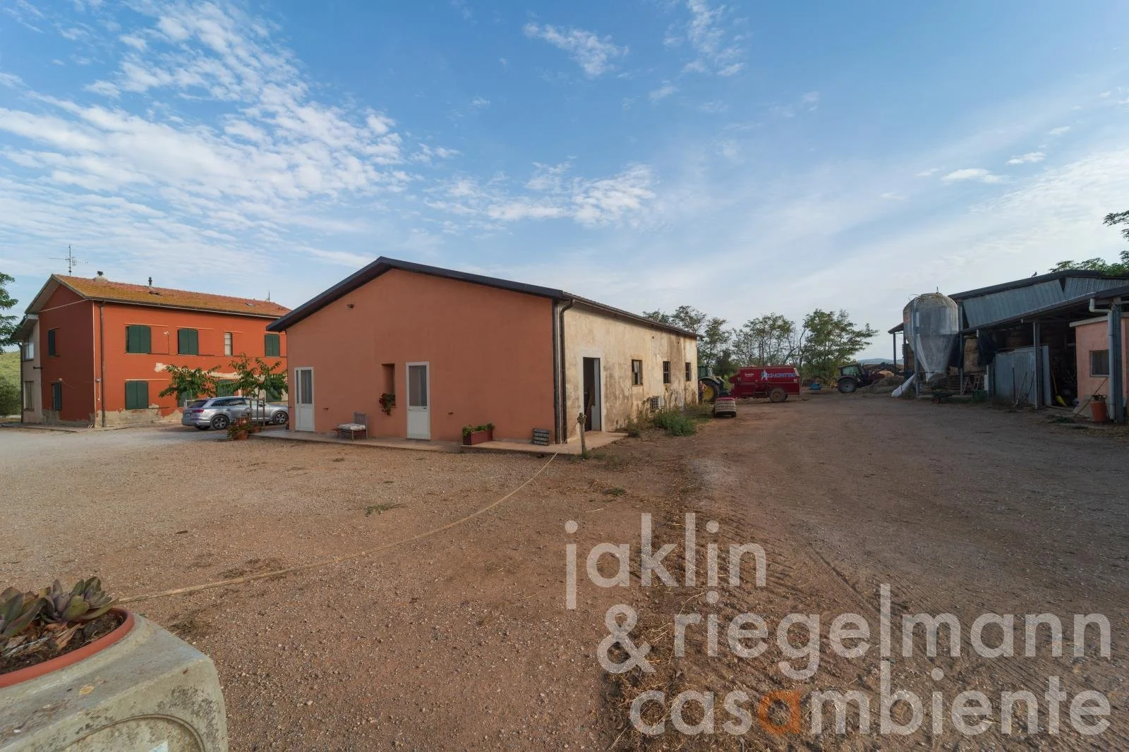 Exterior photo 7