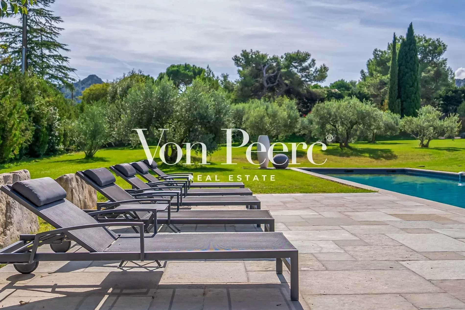 Saint-Rémy-de-Provence, Provence-Alpes-Côte d'Azur, France. - Photo 11