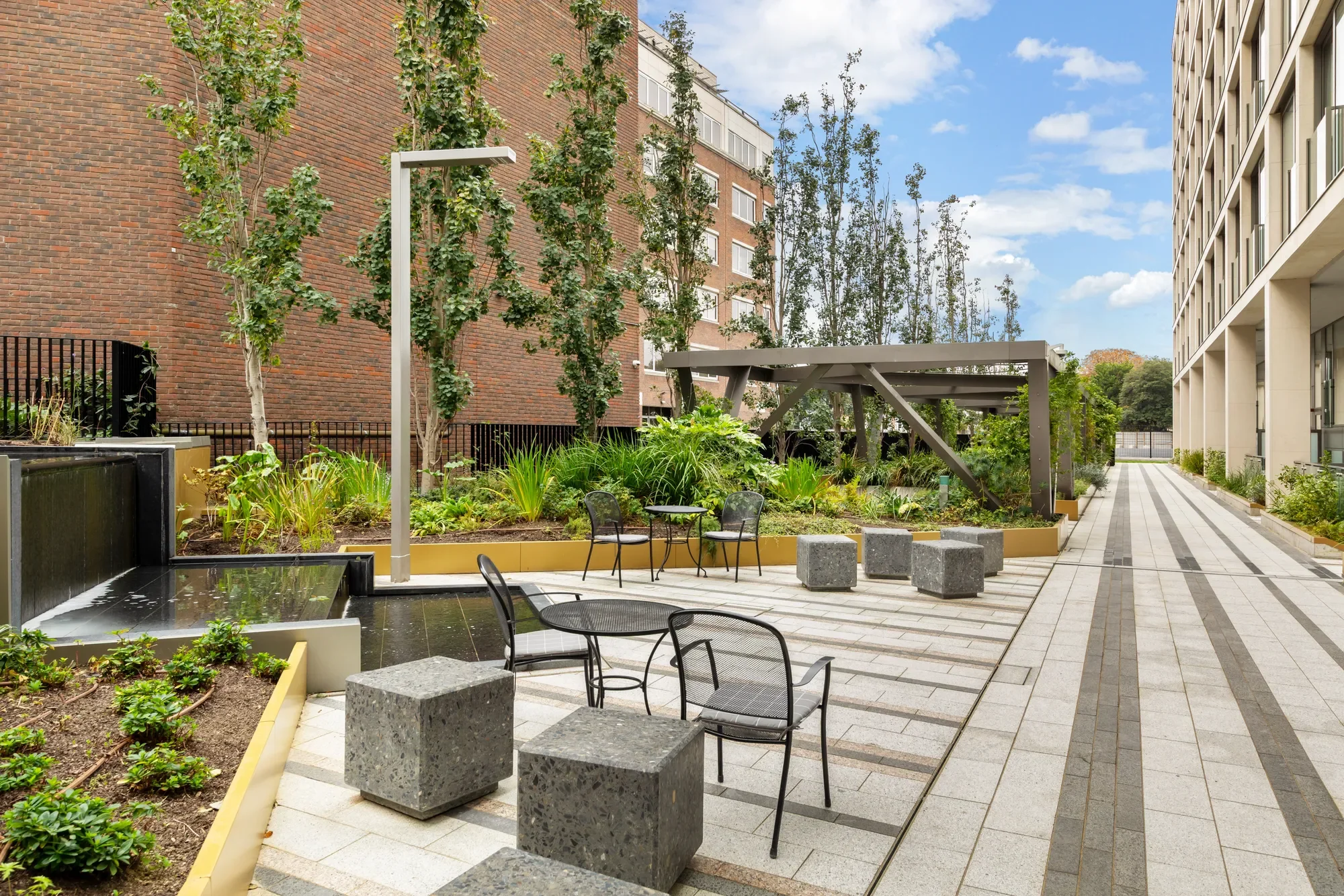 Exterior photo 4