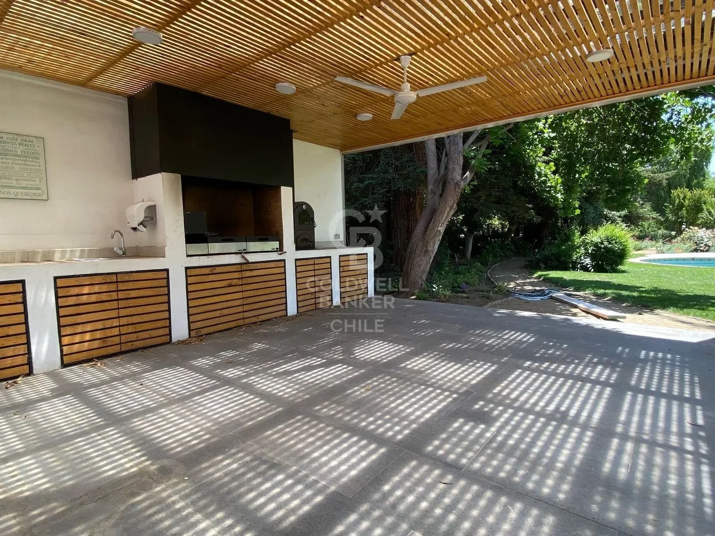 Exterior photo 2