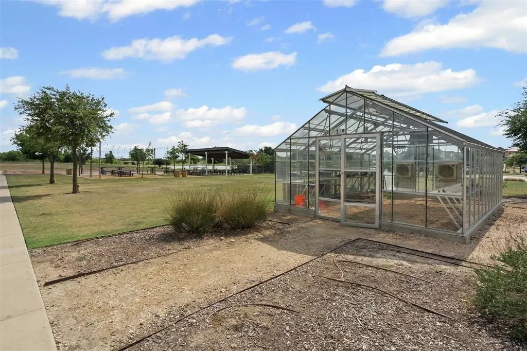 14201 Chamberlain Court, Fort Worth, Texas, United States. - Photo 34