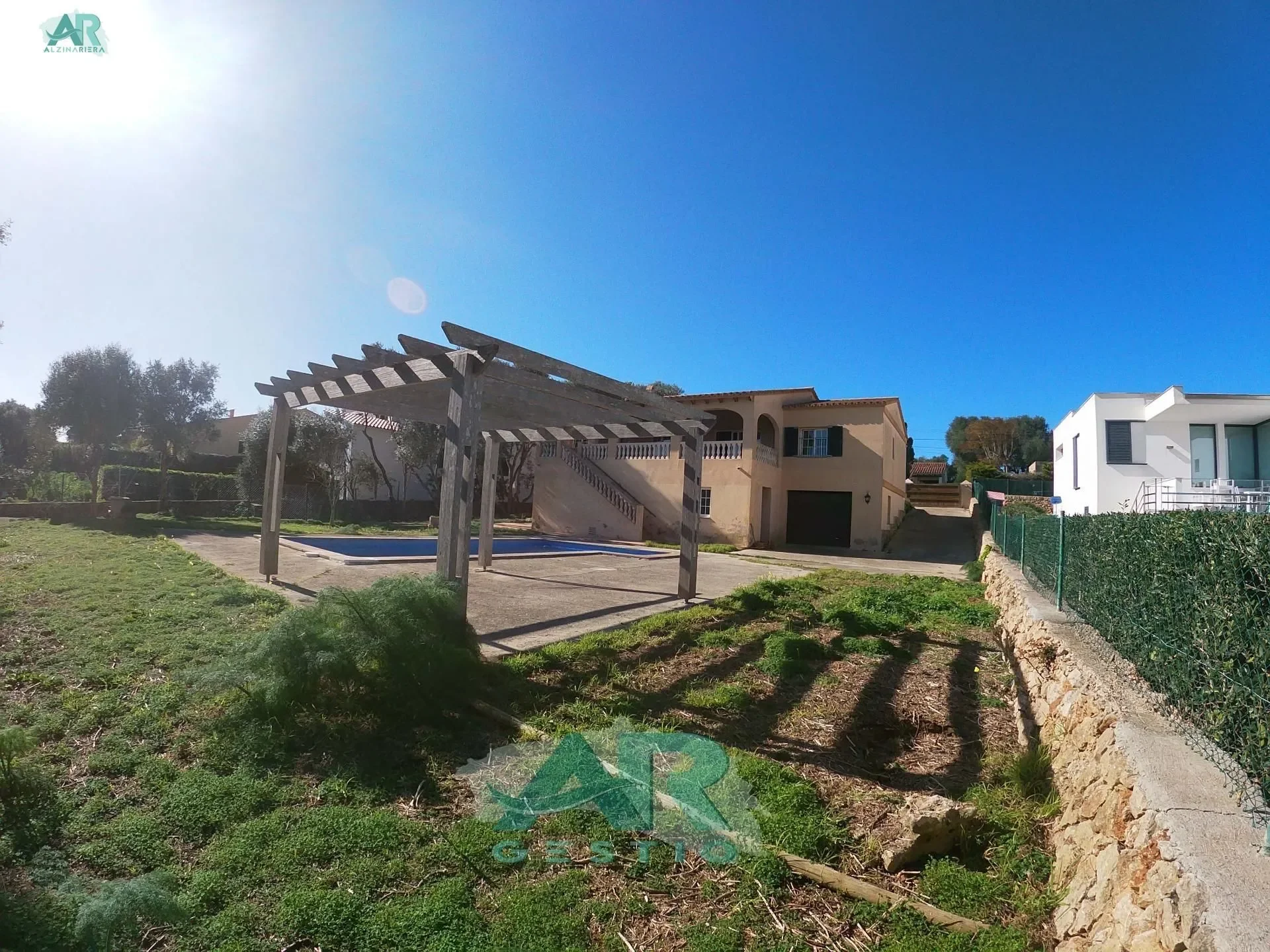 Exterior photo 3