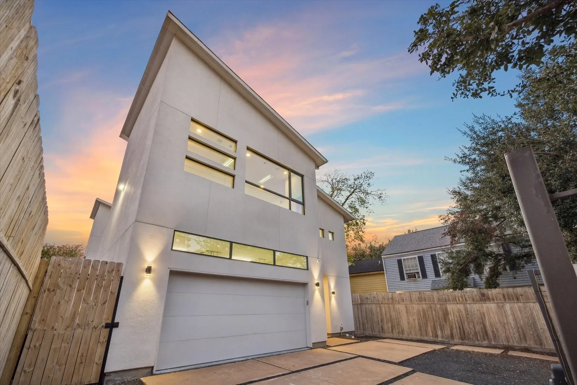 Exterior photo 2