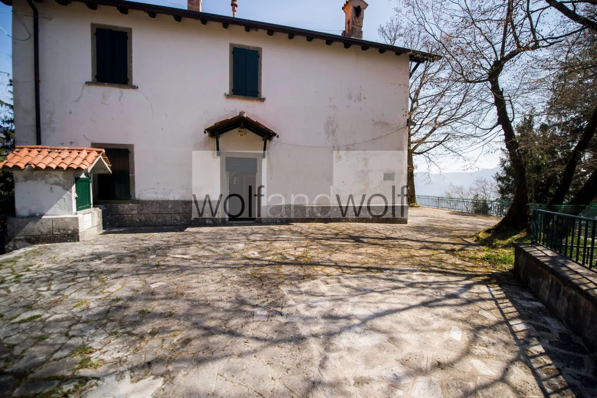 Exterior photo 2