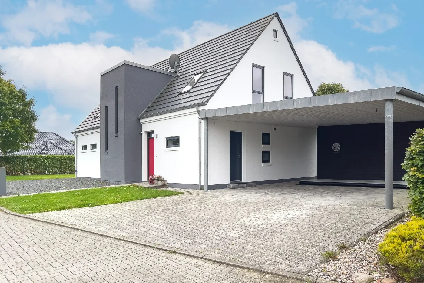 Exterior photo 2