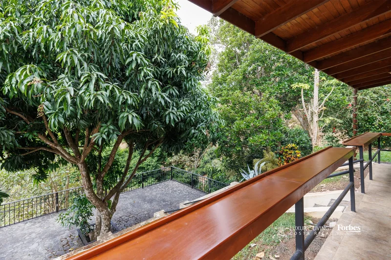 20875 - Villa Plumeria: Atenas, 3.8 Ha with Pool, Coffee Plantation & Views