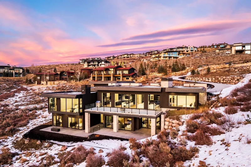 Elevated Promontory Luxury: Panoramic Views & Full Golf Available