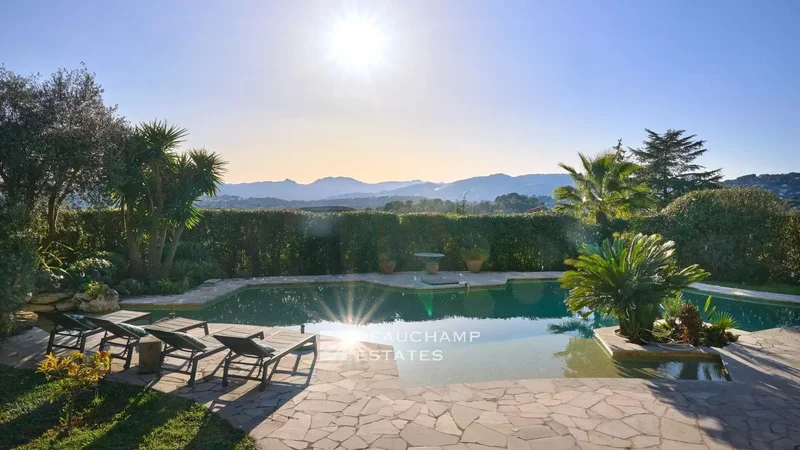 Provençal villa with panoramic views of the Esterel hills and the sea