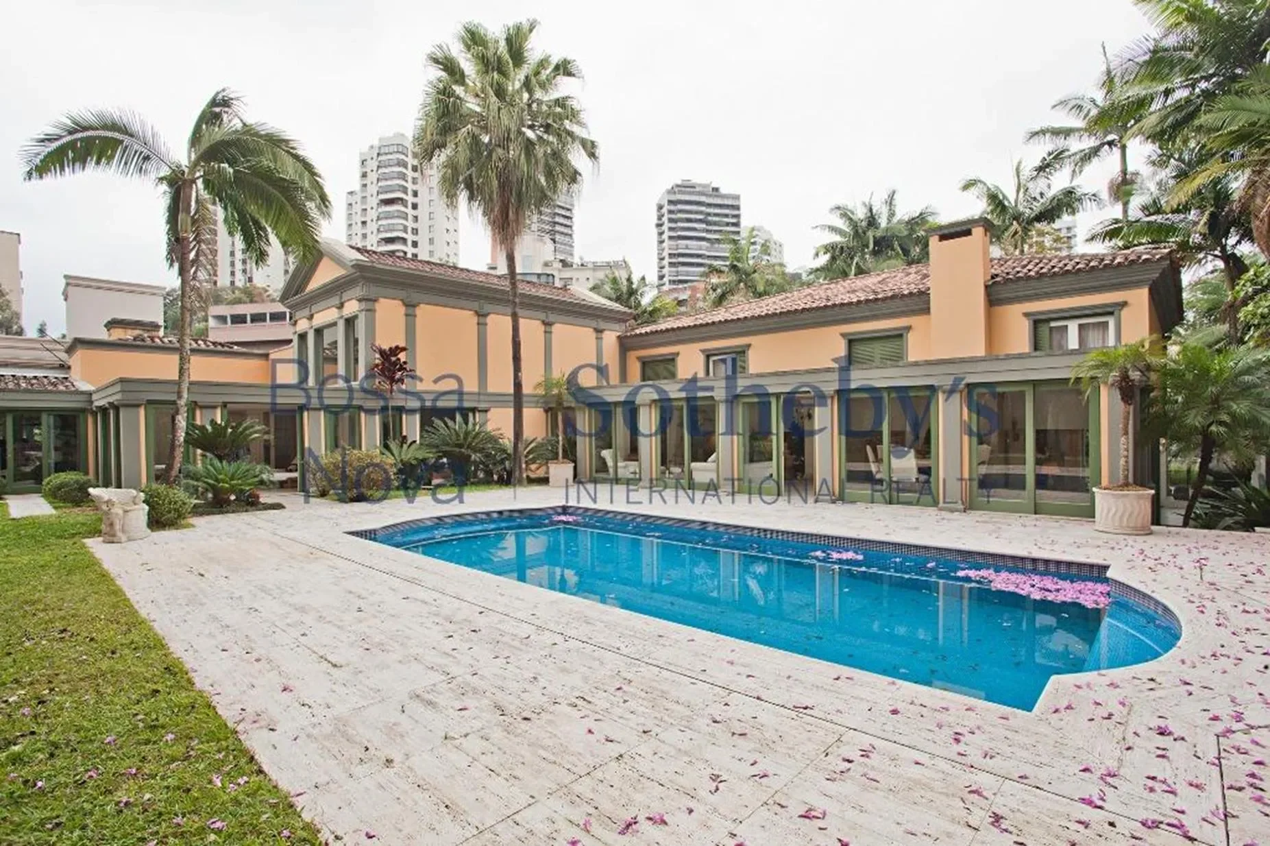 Exterior photo 1