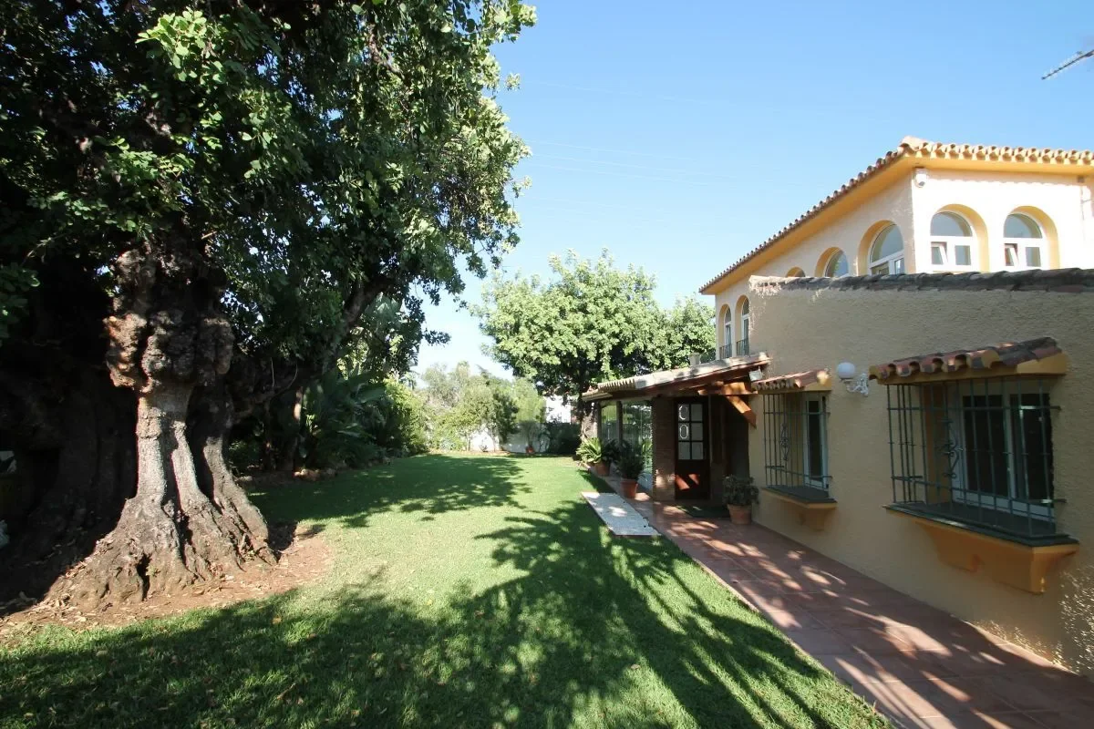 Exterior photo 3