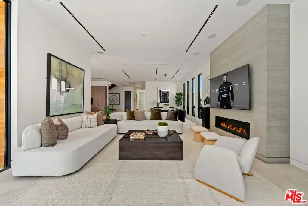 818 N Curson Avenue, Los Angeles, California, United States. - Photo 16