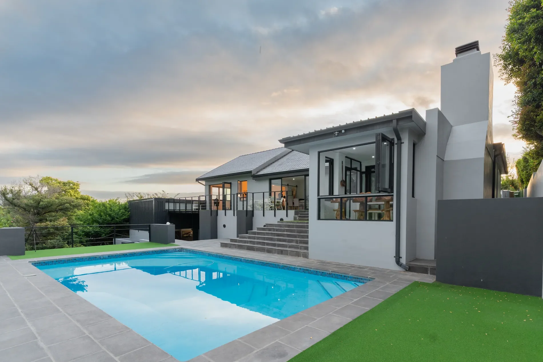 Exterior photo 2