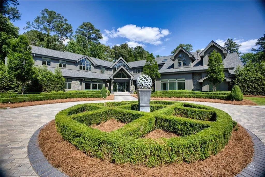 2883 W Roxboro Road NE, Atlanta, Georgia, United States. - Photo 1