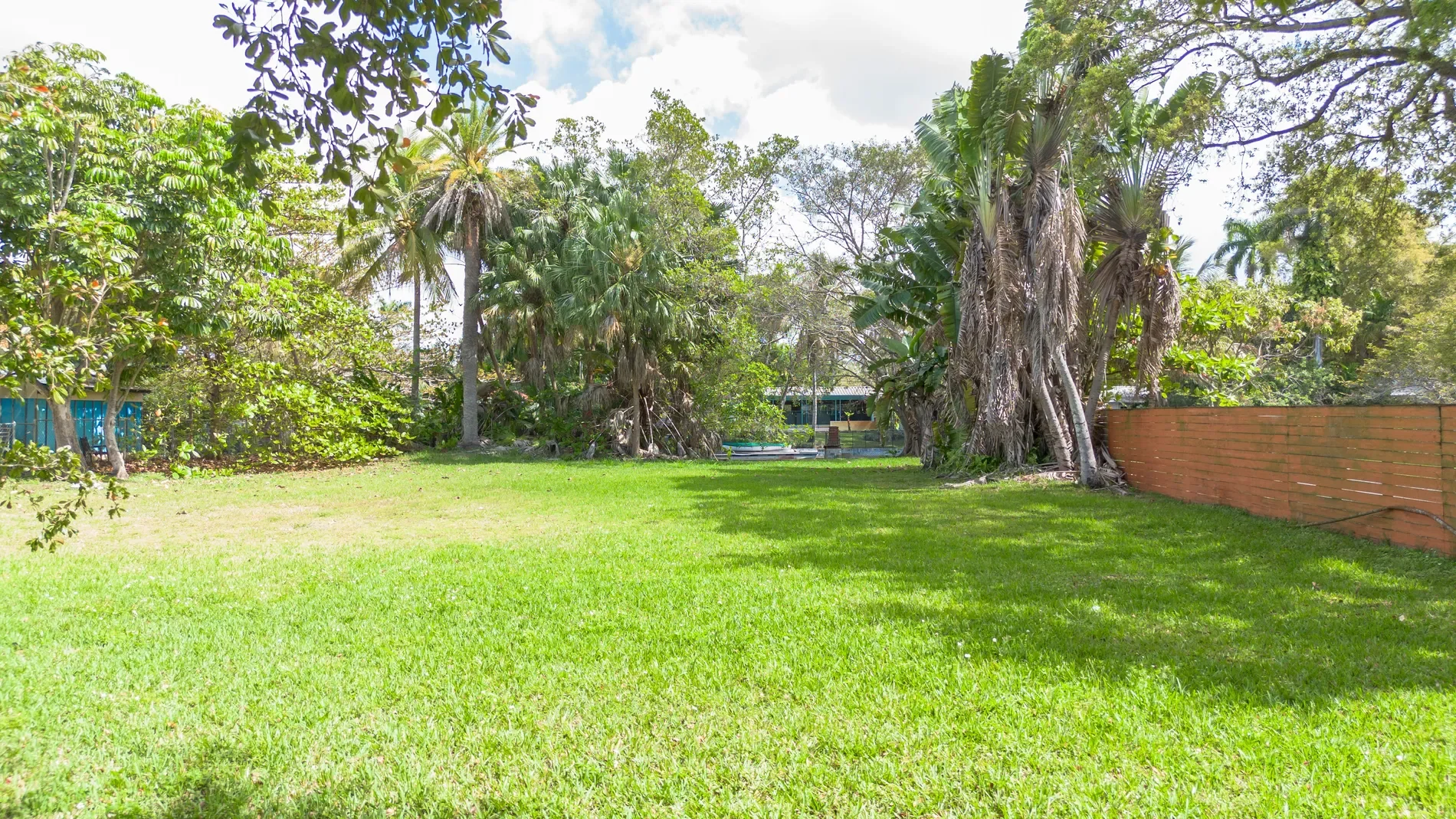 Exterior photo 4