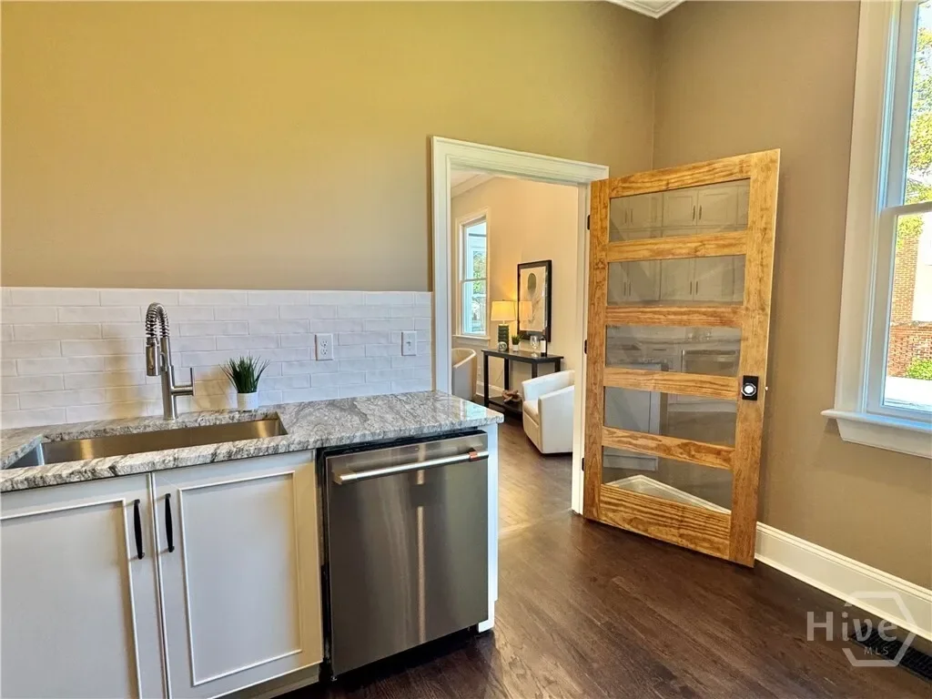 111 E 49th Street, Savannah, Georgia, United States. - Photo 15