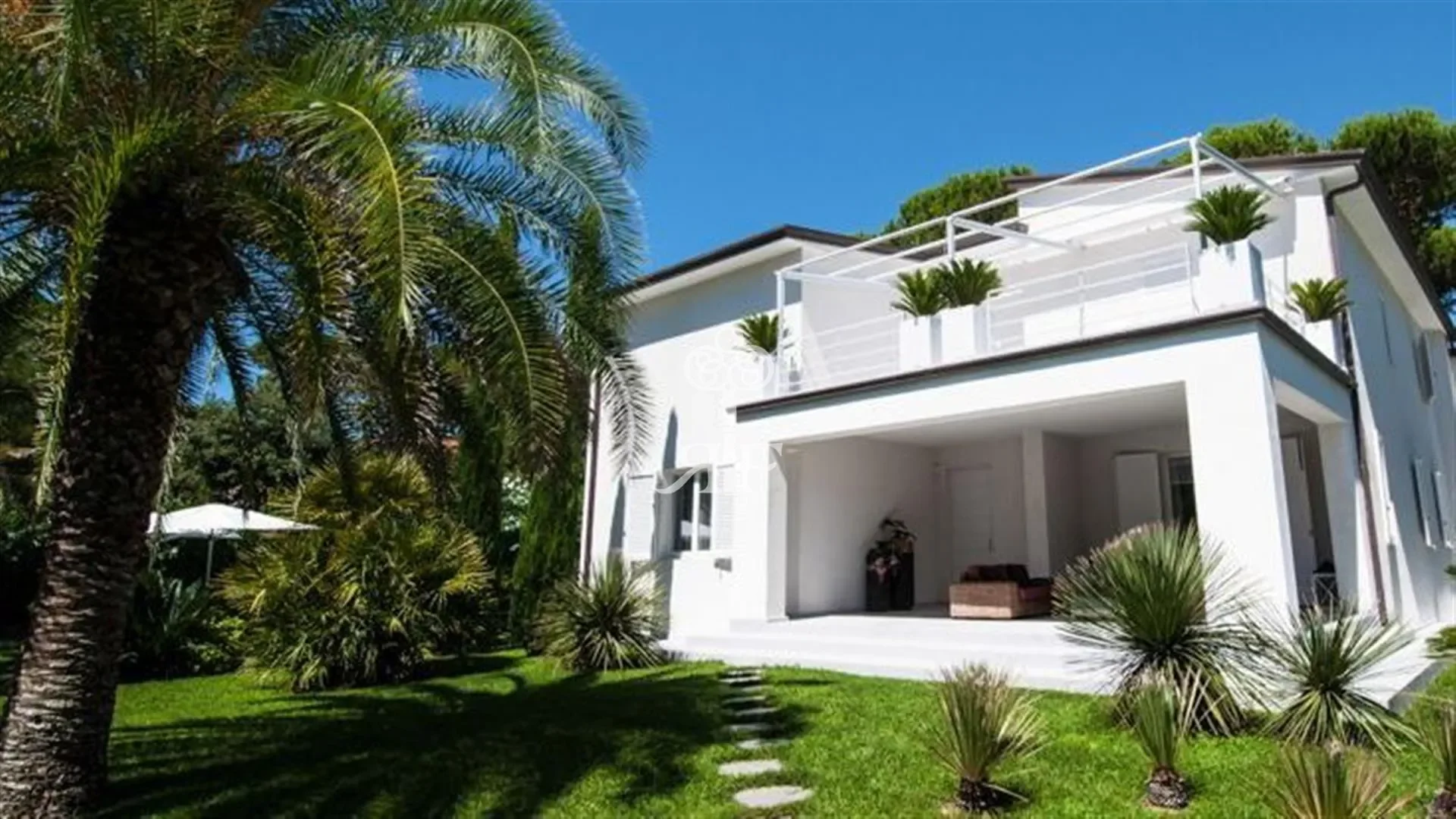 Exterior photo 8