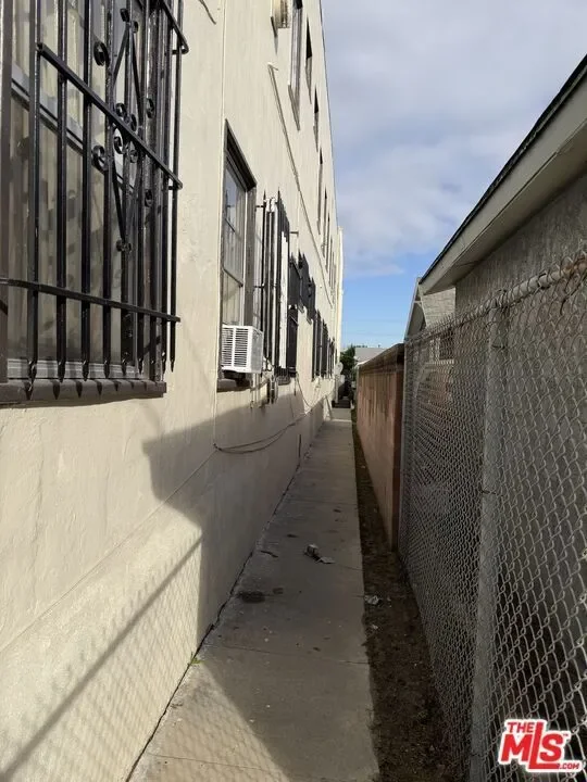 1628 W 45th Street, Los Angeles, California, United States. - Photo 6