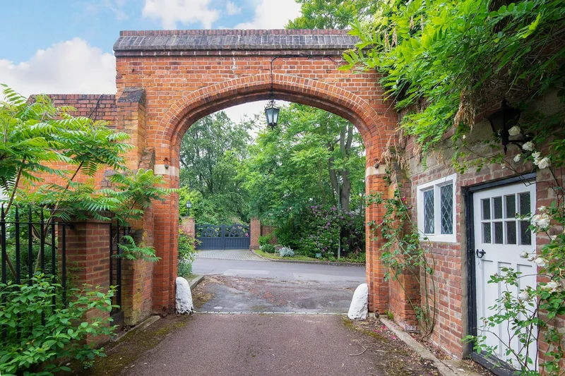 Coombe Hill Road, Kingston upon Thames, England, United Kingdom. - Photo 8