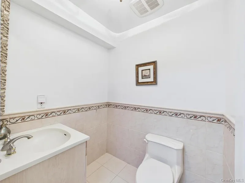 428 Toftree Court, Roslyn, NY 11576, Roslyn, New York, United States. - Photo 27
