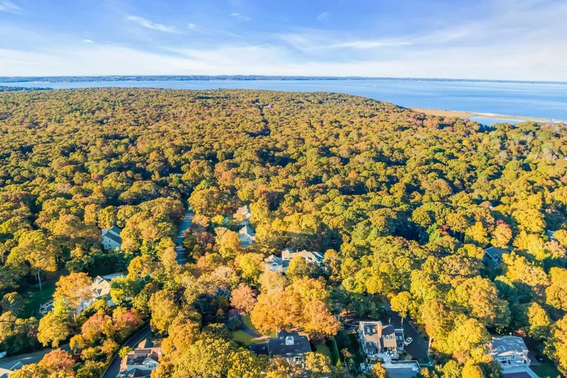 19 Bay Woods Dr, Hampton Bays, New York, United States. - Photo 8