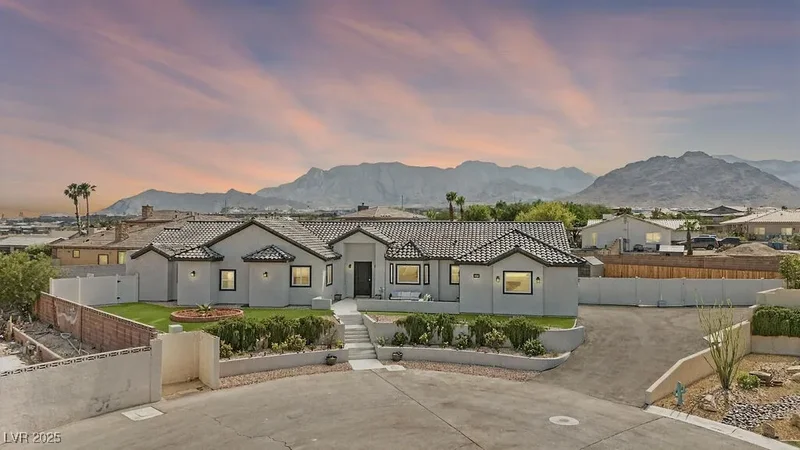 5865 Egan Crest Drive, Las Vegas, Nevada, United States. - Photo 19
