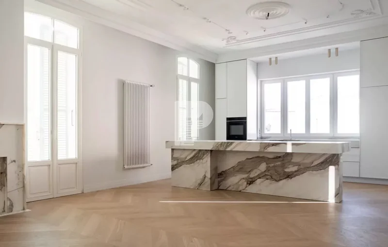 4-5P IN ELEGANT, MODERN BOURGEOIS BUILDING