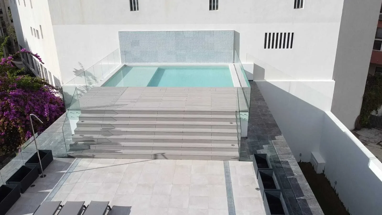 Exterior photo 2
