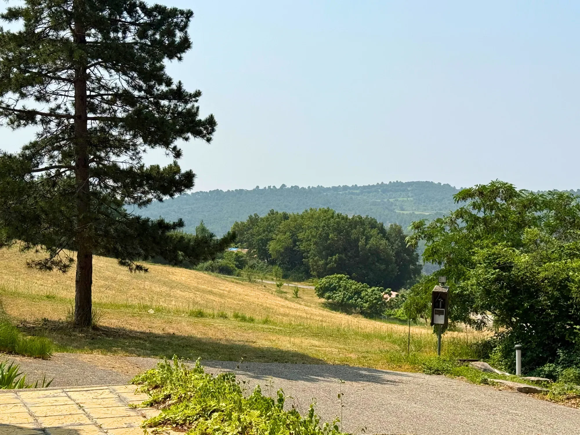 10 minutes from Pierrevert – Large family home with land, pool, and nature views