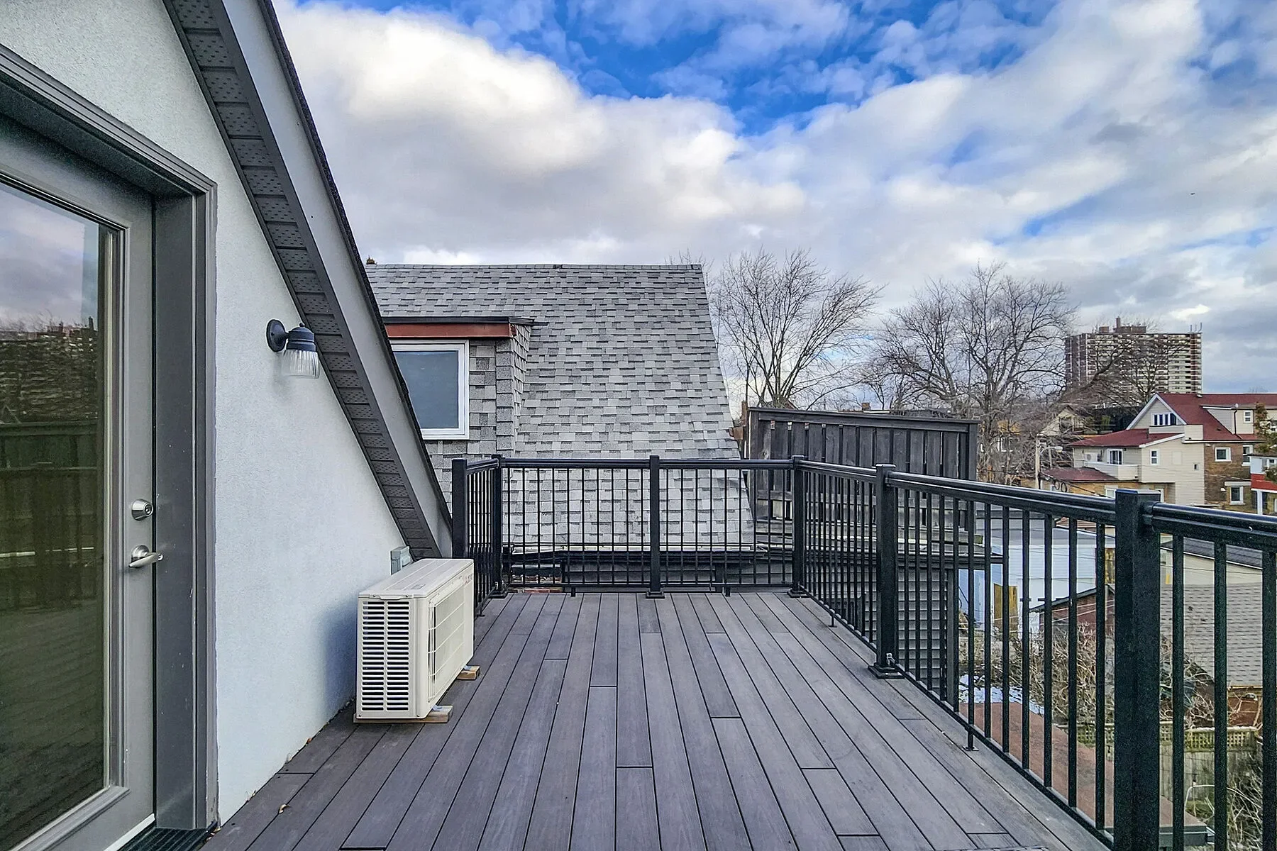 Exterior photo 8
