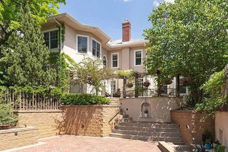 Exterior photo 3