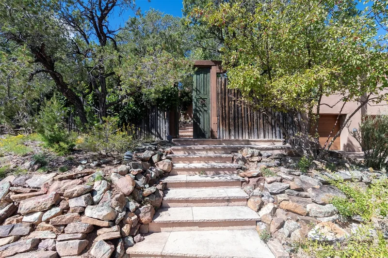 870 Paseo de Don Carlos, Santa Fe, NM 87501, Santa Fe, NM, United States. - Photo 2