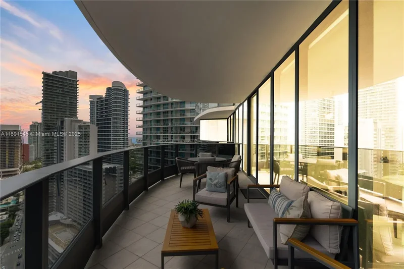 1000 Brickell Plz 3401, Miami, Florida, United States. - Photo 17