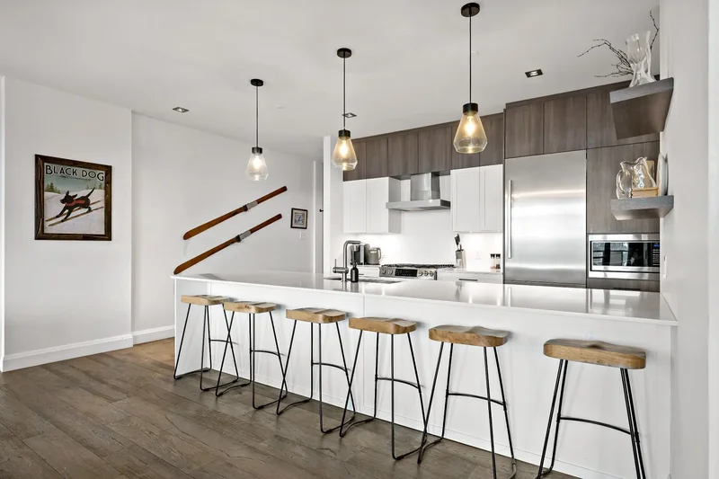 Horizon 204 offers a luxurious 3-bedroom ski-in/ski out