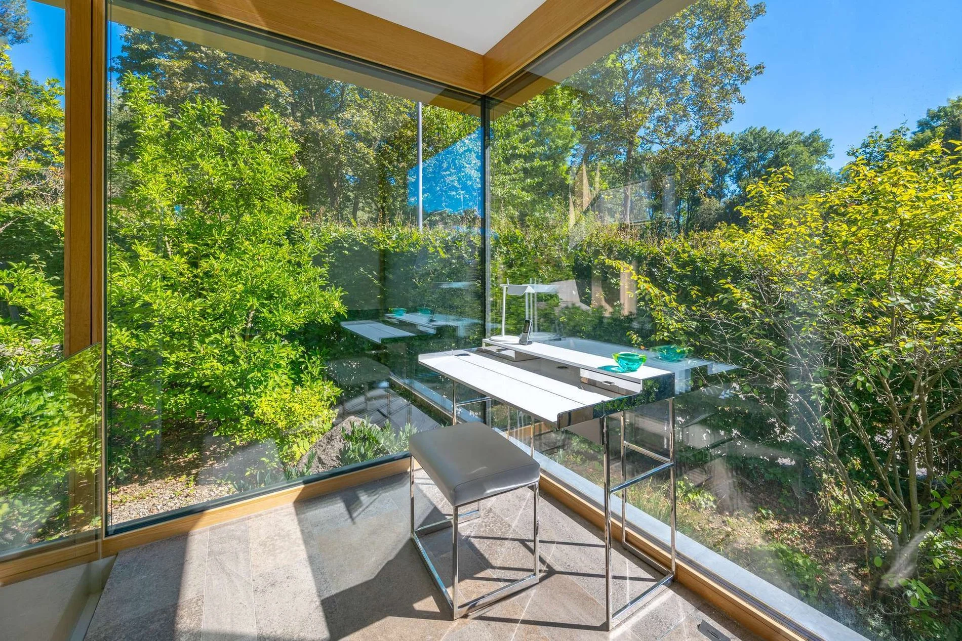 Exterior photo 4